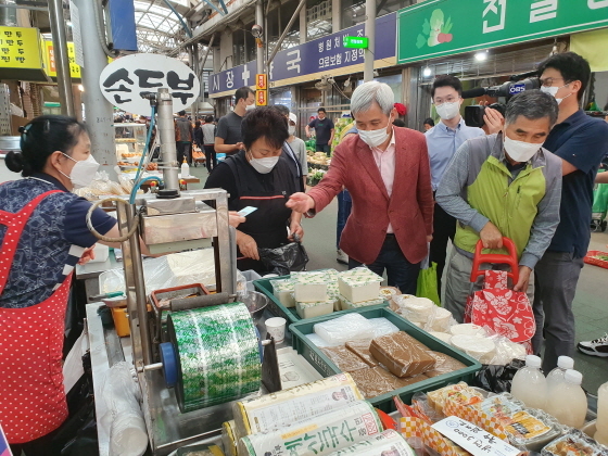 NSP통신-29일 곽상욱 오산시장(왼쪽 세번째)이 오색시장에서 물건을 사고 있다. (오산시)