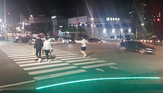 NSP통신-▲당진시가 LED바닥신호등을 설치하고 시범운영에 들어갔다. (당진시)