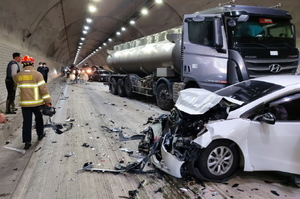 [NSP PHOTO]여수~순천 자동차 전용도로 대포터널서 8중 추돌···9명 부상
