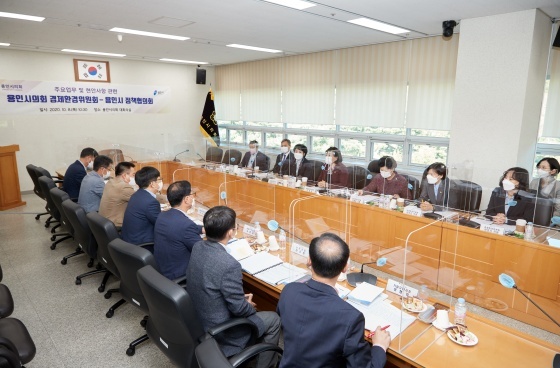 NSP통신-용인시의회 경제환경위원회가 추진한 정책협의회 회의 모습. (용인시의회)