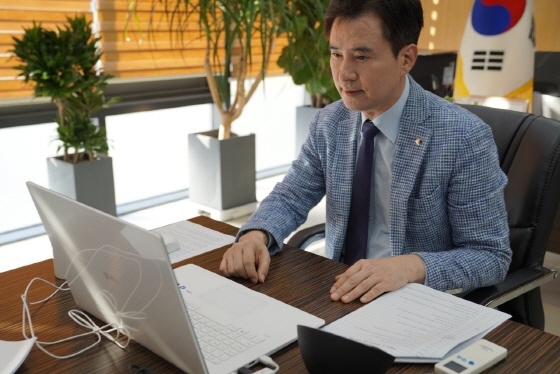 -8일 서철모 화성시장이 해외인권정책회의를 하고 있다. (화성시)