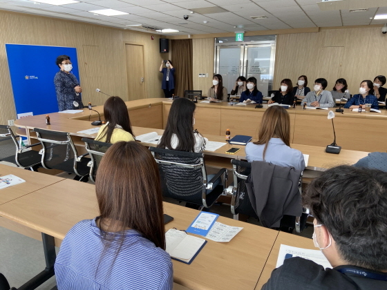 NSP통신-8일 팔달구청 상황실에서 위기가구 긴급생계지원 사업 실무자 교육이 진행되고 있다. (수원시)