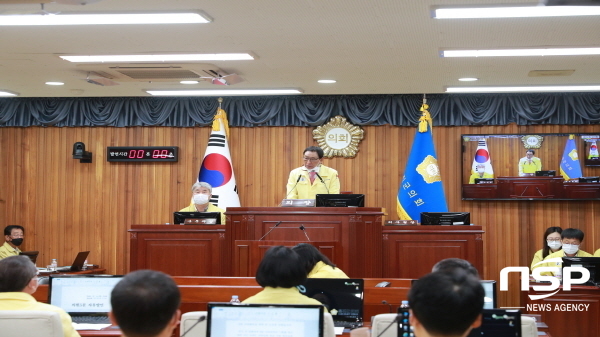 NSP통신-울진군의회는 12일 의회 본회의장에서 제242회 울진군의회 임시회 개회식을 열고 11일간의 회기를 시작했다. (울진군의회)