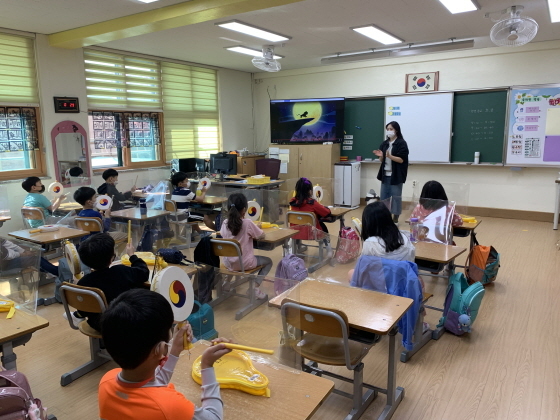 NSP통신-우만초등학교 1학년 학생들이 국악수업을 하고 있다. (우만초등학교)