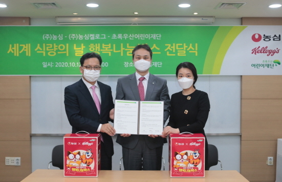 NSP통신-왼쪽부터 김보규 농심 상무, 김유성 초록우산 어린이재단 서울남부지역본부장, 송혜경 농심켈로그 상무 (농심 제공)