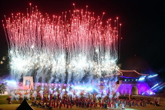 NSP통신-2019년 제56회 수원화성문화제 폐막연 무예 공연 야조 공연 중 불꽃이 하늘을 수놓고 있다. (수원시)