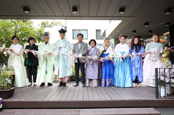 NSP통신-한국복식과학학과 졸업작품 전시회 오프닝 커팅식. (원광디지털대학교)