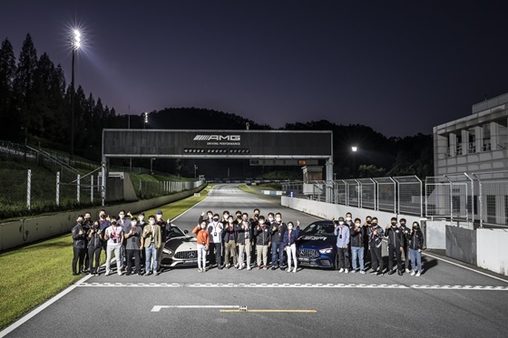 NSP통신-지난 9월 진행된 한성자동차 AMG Playground at Night 행사에서 참가 고객들이 기념 단체사진을 촬영하고 있다. (한성자동차)
