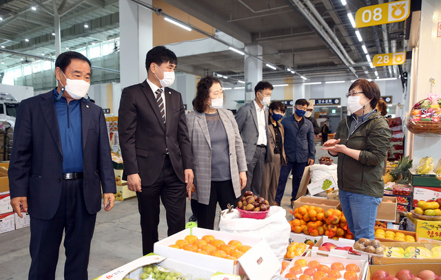 NSP통신-14일 수원시의회 기획경제위원회 의원들이 수원농수산물도매시장을 방문해 한 상인과 대화를 하고 있다. (수원시의회)