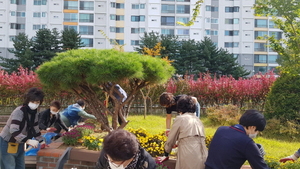 [NSP PHOTO]의왕시 고천동 주민자치위, 마을 꽃길 가꾸기 행사 가져