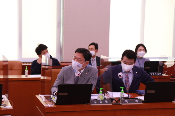 NSP통신-김승원 국회의원(왼쪽)이 국정감사에서 질의를 하고 있다. (김승원의원실)