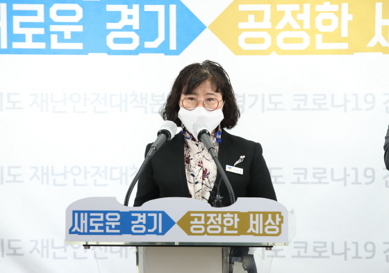 NSP통신-15일 이순늠 경기도 여성가족국장이 경기도청에서 기자회견을 연 가운데 경기도 여성안심 화장실 환경개선 계획을 발표하고 있다. (경기도)