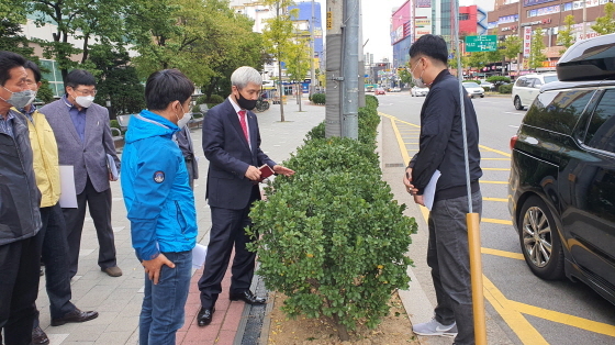 NSP통신-13일 곽상욱 오산시장(오른쪽에서 두번째)과 공직자들이 현장점검을 하고 있다. (오산시)