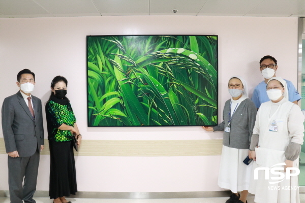 NSP통신-대구파티마병원은 15일 병원 동관 1층에서 김민진 작가의 풀잎작품 기증식을 가졌다. (대구파티마병원)