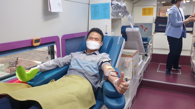 NSP통신-14일 경인지방병무청 관계자가 헌혈을 하는 모습. (경인지방병무청)