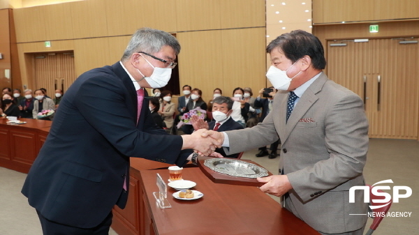 NSP통신-예천군은 16일 군청 대강당에서 김학동 군수를 비롯해 수상자 등이 참석한 가운데 2020년도 예천군민상 및 유공자 시상식을 개최했다. (예천군)