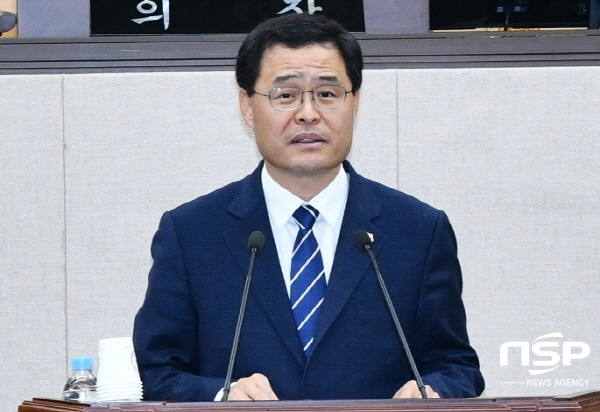 NSP통신-여수시의회 김종길 의원이 전남동부권에 의과대학과 대학병원 설립을 촉구하는 건의안에 대해 제안설명을 하고 있다. (여수시의회)
