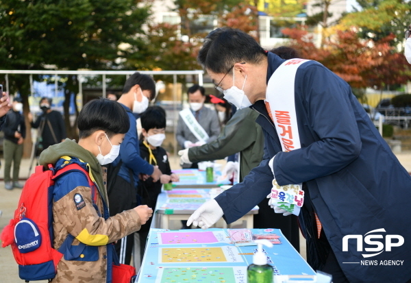 NSP통신-경상북도교육청은 장기간 원격수업으로 인한 대면 생활지도 부족에 따른 인성교육 어려움을 지원하기 위해 교육공동체가 함께하는 다양한 인성교육 정책을 펼치고 있다고 19일 밝혔다 (경상북도교육청)