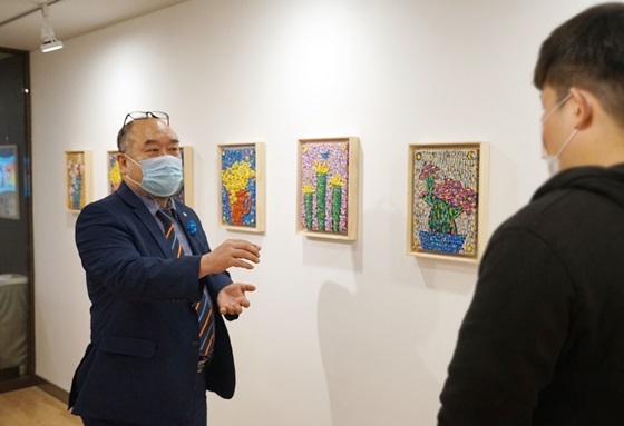NSP통신-김용모 작가(왼쪽)가 유디갤러리에서 관객에게 작품을 설명하고 있는 모습 (유디치과)