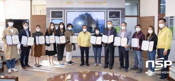 NSP통신-울릉군교육발전위원회는 지난 19일 2020년 2학기 장학생으로 선발된 52명에게 장학증서와 장학금을 수여했다. (울릉군)