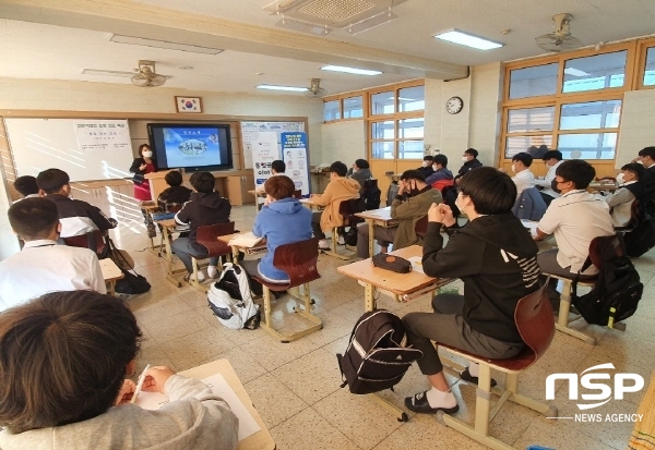 NSP통신-민주평화통일자문회의 의성군협의회는 19일 의성중학교 1학년 3개 교실에서 통일 미래세대인 의성군 청소년들의 올바른 국가관과 통일관 정립을 위해 2020 청소년과 함께하는 통일공감이야기 행사를 개최했다 (의성군)