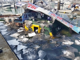 [NSP PHOTO]평택해경 화성 전곡항 내 침몰 선박 방제 작업