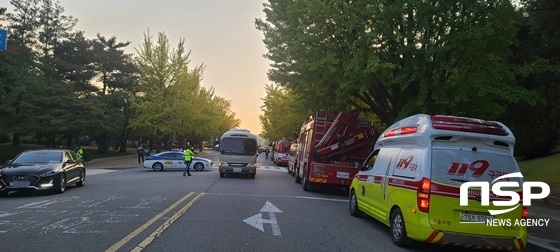 NSP통신-국회 도서관 건물과 본청 사이 옆 주차장에 폭발물로 의심되는 물건이 있다는 신고를 받고 출동한 경찰과 소방차량 (강은태 기자)