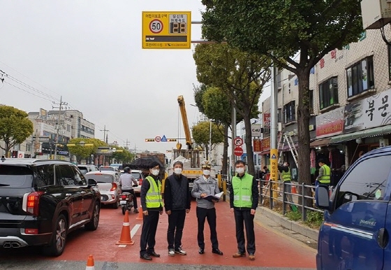 NSP통신-21일 과속경보시스템 설치 후 관계자들이 사진촬영을 하는 모습. (TS경기남부본부)