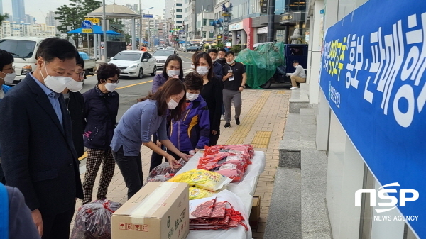 NSP통신-영양군 보건소는 22일 부산시 수영문화원 일원에서 코로나19로 어려움을 겪고 있는 농업인의 소득 증대와 지역에서 생산된 영양고추의 우수성 홍보를 위해 판촉행사를 실시했다. (영양군)