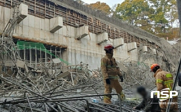 NSP통신-봉화군 신축공사장에서 건물 구조물이 붕괴돼 소방구조대원이 매몰자를 구조하고 있다. (경북소방본부)