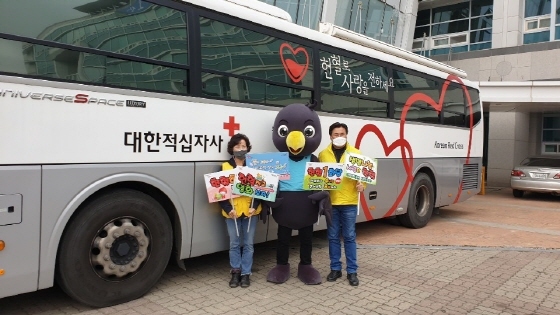 NSP통신-오산시 마스코트 까산이와 공직자들이 헌혈 동참 캠페인을 펼치는 모습. (오산시)