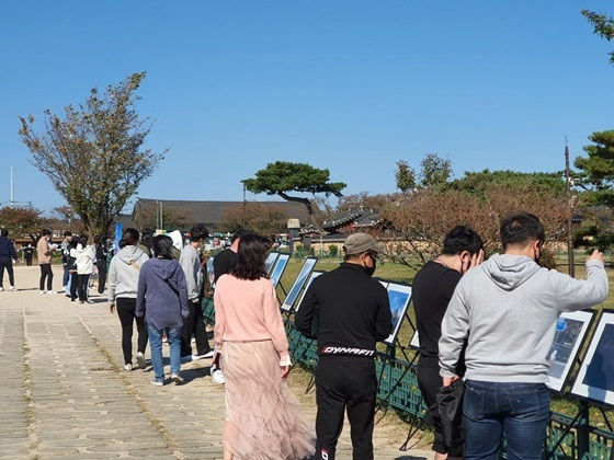 NSP통신-경주 첨성대 앞의 독도의날 120주년 특별전을 관람하는 경주 시민들