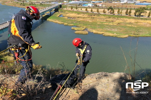 NSP통신-영천소방서 구조대원이 가을철 산악사고를 대비해 인명 구조와 안전사고 예방을 훈련을 하고 있다 (영천소방서)