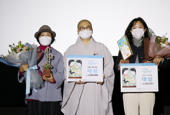 NSP통신-24일 서울극장에서 열린 2020 서울노인영화제에서 성남미디어센터 시민제작단 박은희 감독(왼쪽 첫번째)이 대상을 수상한 후 관계자들과 기념촬영을 하고 있다. (성남문화재단)