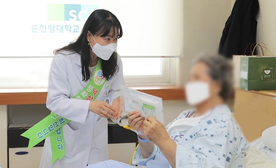 NSP통신-▲순천향대천안병원이 환자 및 의료진을 대상으로 환자안전캠페인을 열었다. (순천향대천안병원)