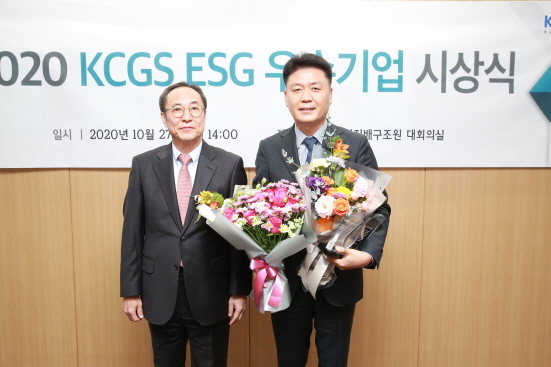 NSP통신-강연중 CJ프레시웨이 상무(오른쪽), 신진영 한국기업지배구조원 원장 (CJ프레시웨이 제공)