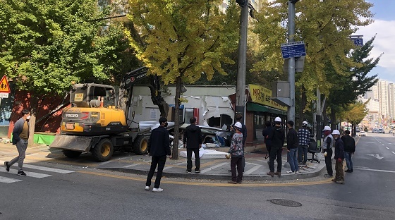NSP통신-▲천안시가 공유재산을 무단점유하고 있는 불법건축물에 대해 행정대집행을 실시했다 (천안시)