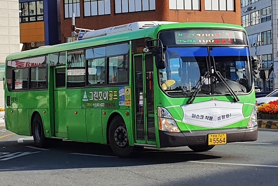 NSP통신-▲서산시가 시내버스 20대 전면에 마스크 모양 홍보물을 부착했다. (서산시)