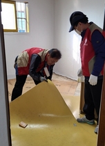 [NSP PHOTO]오산시 초평동·샤롯데봉사단, 독거노인 주거환경개선 봉사