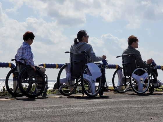 NSP통신-장애인의 이동 평등권 보장을 제안하는 <독립적이고 보편적인 A.I: Autonomous Wheelchair> 프로젝트를 시험하고 있는 모습. (왼쪽부터) 서귀포시 장애인자립센터 센터장 이연희, 제로원(Z-LAB) 소속 작가 위즈진(Wizgene)