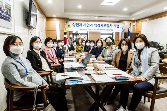 NSP통신-3일 경기도의회 부의장실에서 경기도여성의원협의회 의원들을 대상으로 성인지 예산제도의 이해와 행정사무감사 기법 교육을 실시한 가운데 관계자들이 기념촬영을 하고 있다. (경기도의회)