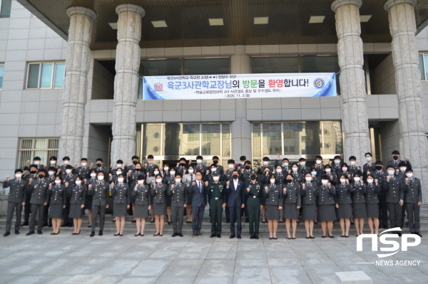 NSP통신-대구과학대학교 박준 총장(오른쪽에서 11번째)과 육군3사관학교 장달수 장군(오른쪽에서 12번재)이 국방기술행정과 학생들과 기념촬영을 하고 있다. (대구과학대학교)