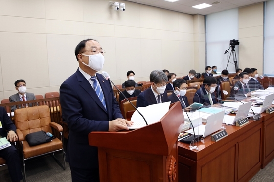 NSP통신-3일 국회 기획재정위원회 전체회의에서 발언하고 있는 홍남기 부총리 겸 기획재정부 장관 (공동취재단 제공)