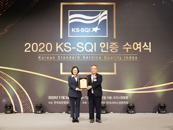 NSP통신-3일 한국표준협회 2020년 KS-SQI 공공서비스 경기도 지자체 부문에서 성남시가 2년 연속 1위를 달성해 은수미 성남시장(왼쪽)이 KS-SQI 인증 수여를 받은 후 이상진 한국표준협회장과 기념촬영을 하고 있다. (성남시)