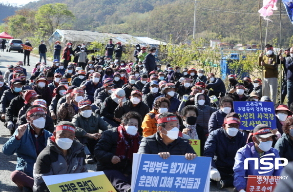 NSP통신-포항수성사격장반대대책위원회와 박재민 국방부 차관은 4일 포항수성사격장 입구에서 수성사격장 문제 해결을 위해 만남을 가졌지만 국방부의 주한미군 아파치헬기 사격훈련 강행 예고에 포항 장기면민들은 분개하며 향후 엄청난 후폭풍을 예고했다. (포항수성사격장반대대책위원회)