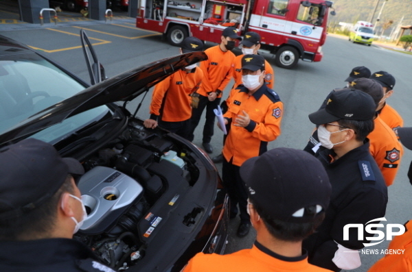 NSP통신-청도소방서 현장 대원들이 최근 증가하고 있는 친환경 차량 화재와 폭발에 대비해 특별교육을 받고 있다 (청도소방서)