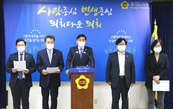 NSP통신-5일 경기도의회 민주당 후반기 대변인단은 도의회에서 가진 브리핑을 통해 도민이 행복한 도정발전에 기여하는 행정사무감사 약속을 밝혔다. (경기도의회 대변인실)