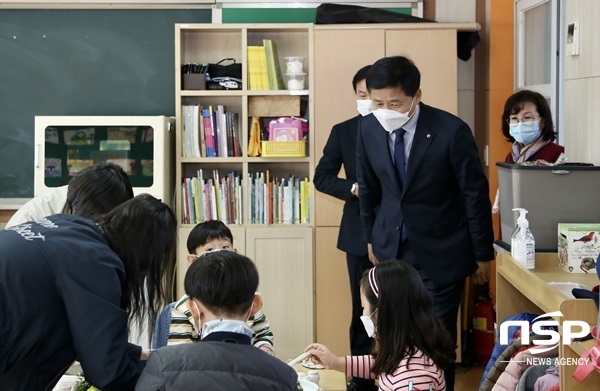 NSP통신-장석웅 전남교육감이 5일 영광초등학교를 찾아 돌봄교실 운영상황을 둘러보고 있다. (전남교육청)
