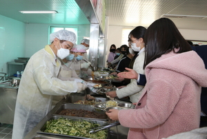 [NSP PHOTO]영암군, 한우 맛 체험행사 통해 학생들에 한우고기 선보여