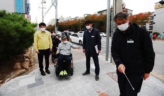 NSP통신-▲서산시가 보도 턱 낮추기 사업을 실시하고 있다. (서산시)